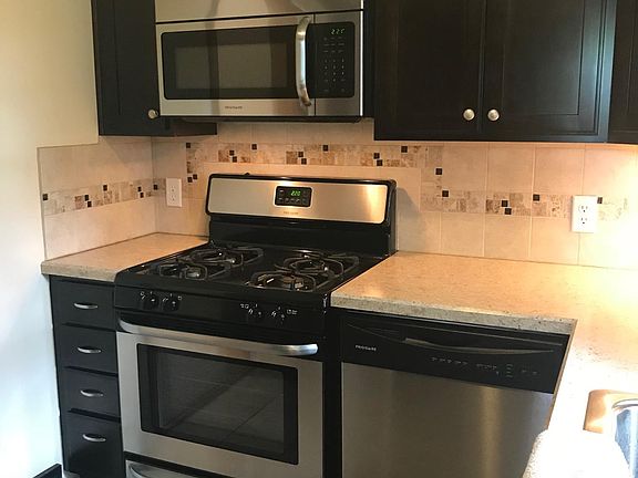 4th image of 1990 Searl St #2