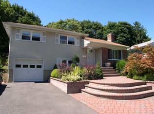 16 Margaret Dr, Plainview, NY 11803
