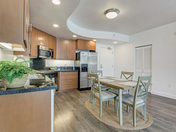 5th image of 550 15th St Unit 304
