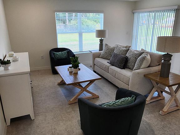 3rd image of 561 Richmond Cir SW
