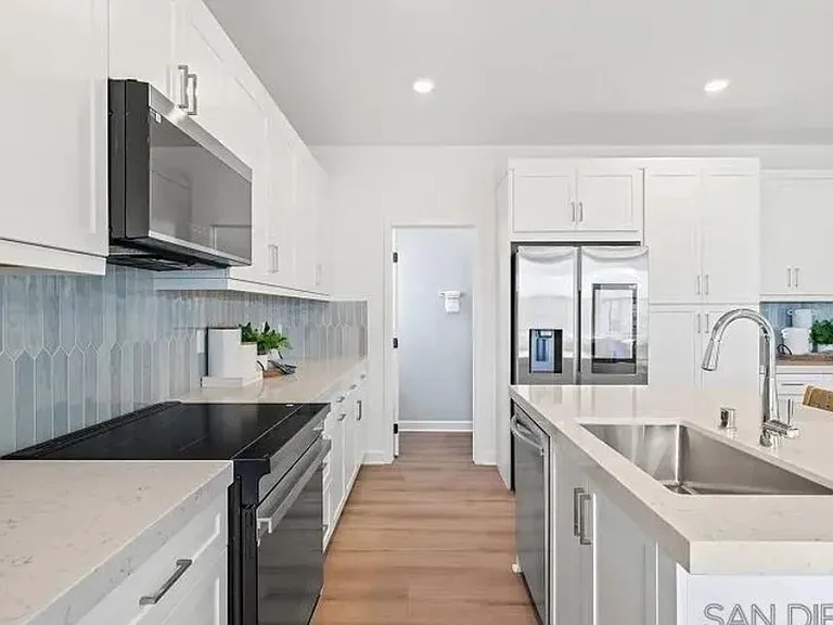 319 Honeysuckle Way — Photo 3