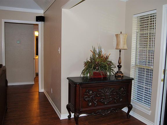 2nd image of 103 Jamaica Cir