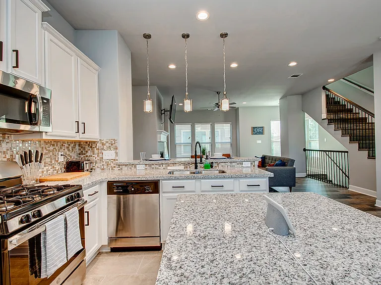 4151 Dupont St — Photo 38