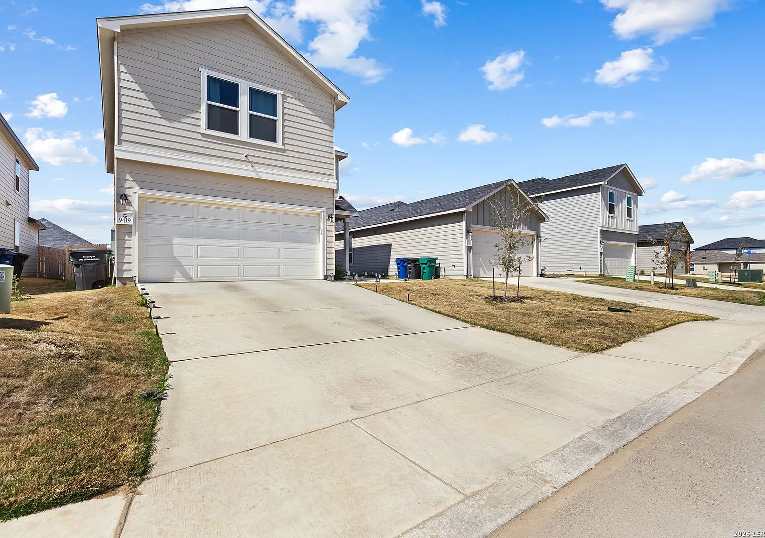 Charming Home Awaits: Spacious & Modern Living in a Prime Location — Photo 1