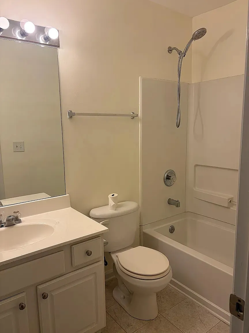 2 bed, 2.5 bath, 1370 sqft, $1,950 — Photo 2