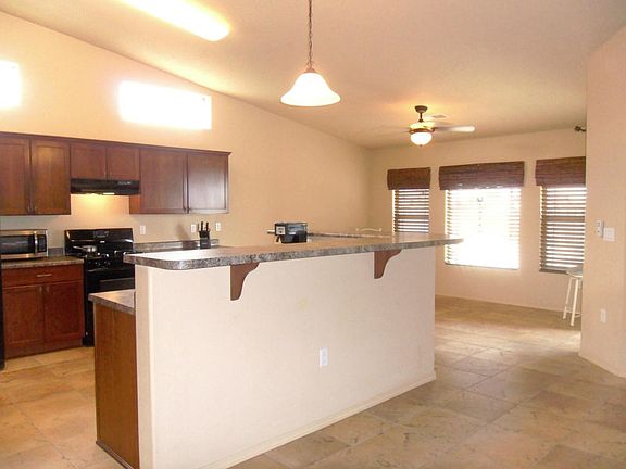 OPEN, SPACIOUS AND BRIGHT KITCHEN