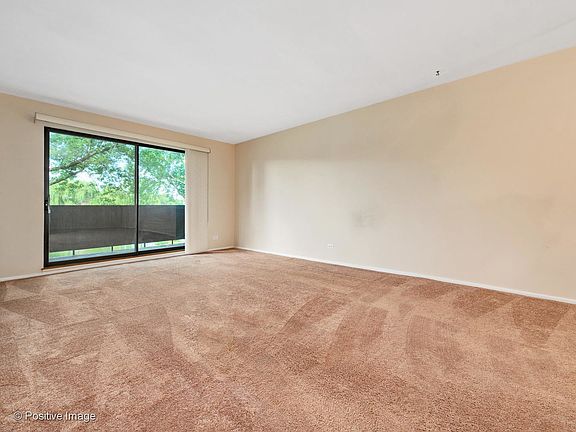 2nd image of 840 Wellington Ave Unit 212