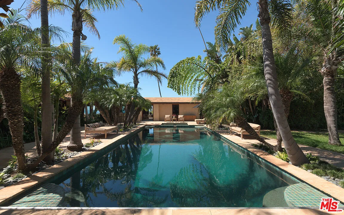 4 bed, 6.0 bath, 7900 sqft, $75,000 — Photo 2