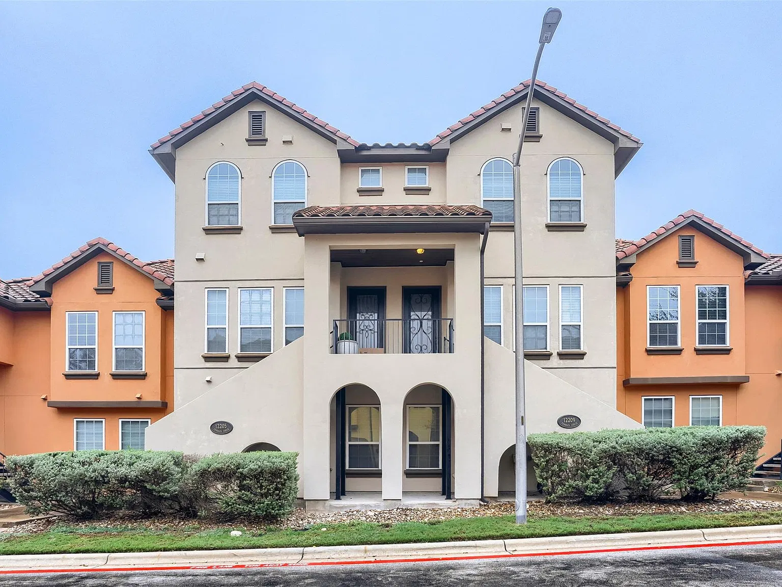 3 bed, 3.5 bath, 2183 sqft, $2,560 — Photo 2