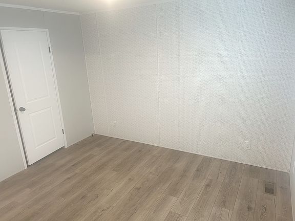 4th image of 101 Bobolink St