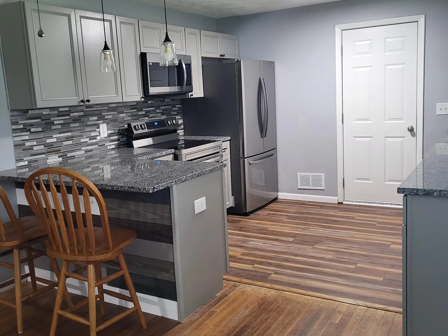 3 bed, 1215 sqft, $1,650 — Photo 2