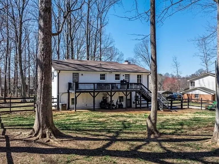 145 Timberlane Dr — Photo 3