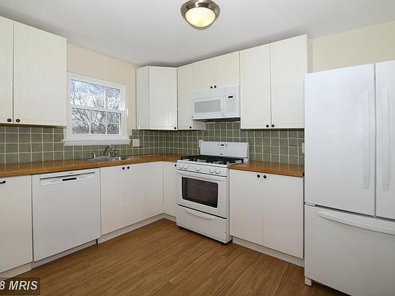 3rd image of 5707 Roundtree Dr