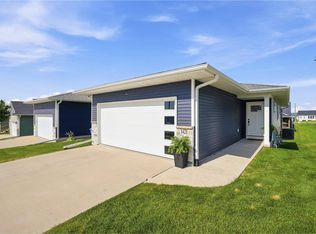 1421 Applewood Dr, Fairfax, IA 52228