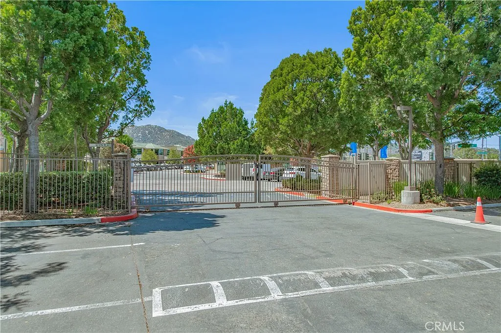 2 bed, 1101 sqft, $2,300 — Photo 3
