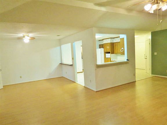 4th image of 999 Meadowridge Dr