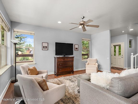 4th image of 548 Evans Ct