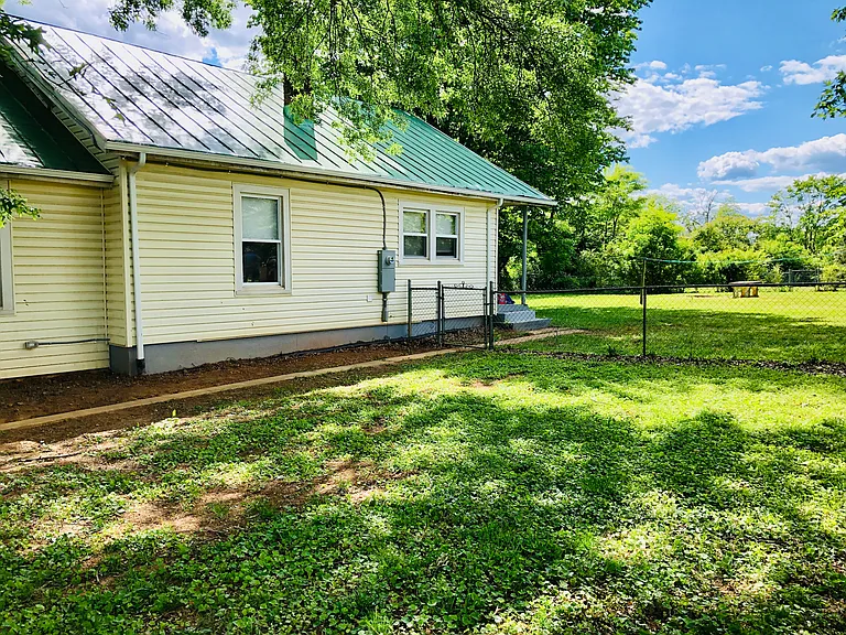 2205 Mayflower Dr — Photo 4