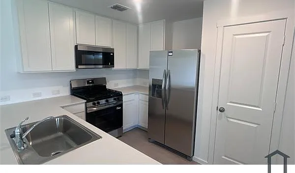 4 bed, 1676 sqft, $2,600 — Photo 3