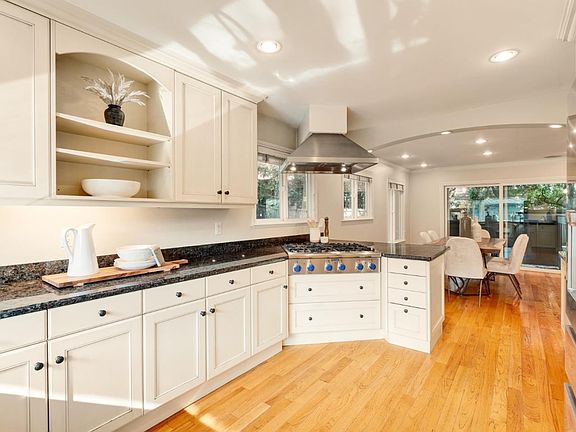 2nd image of 309 Willow Hill Ct