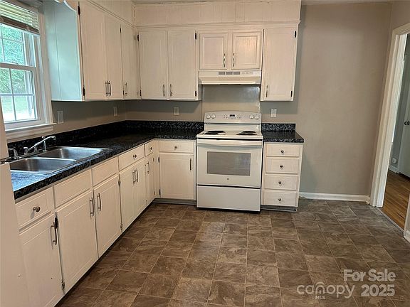 3rd image of 5008 Delivau Dr