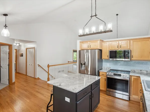 6652 Chadwick Dr, Savage, MN 55378