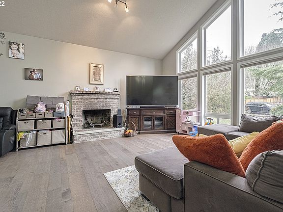 Living Room>