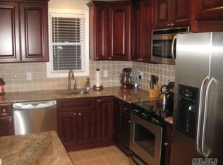 161 Wyona Ave, Lindenhurst, NY 11757