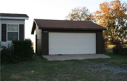 2 car garage with electricity