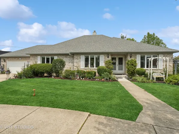 216 Rosewood Ct, Westmont, IL 60559