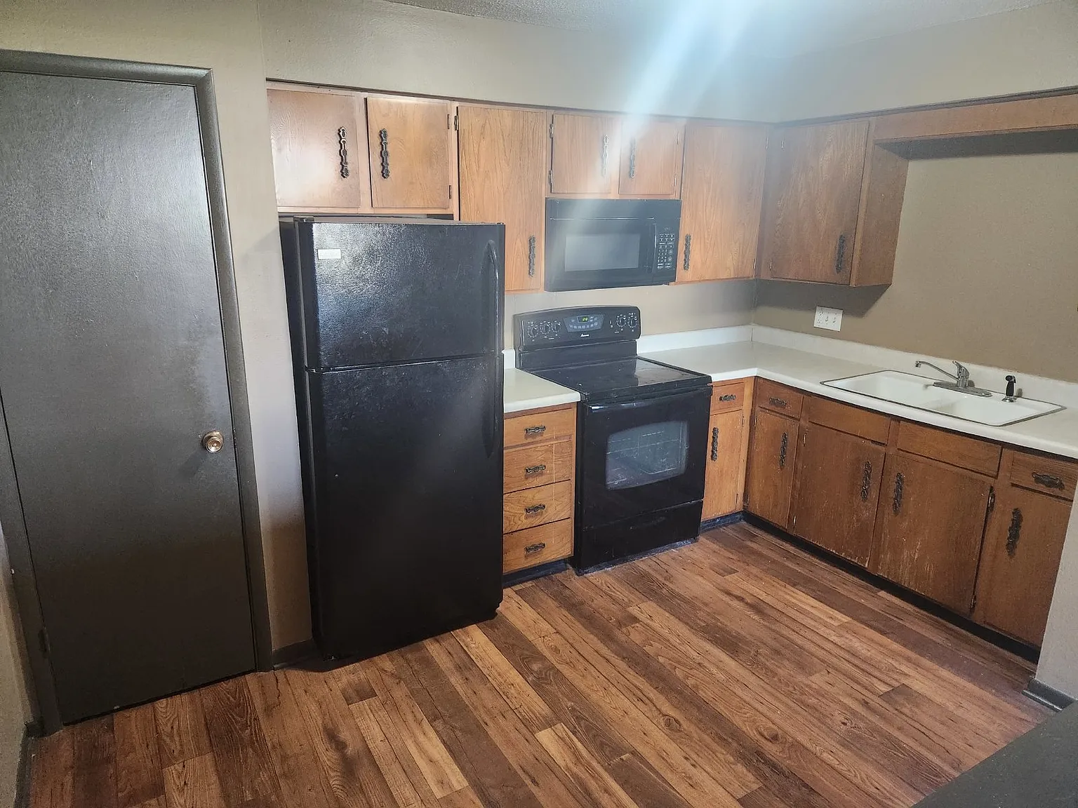 450 Laurel St — Photo 2
