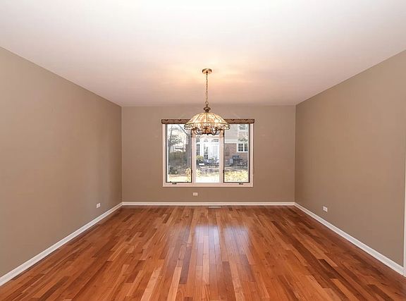 4th image of 560 Rivershire Pl