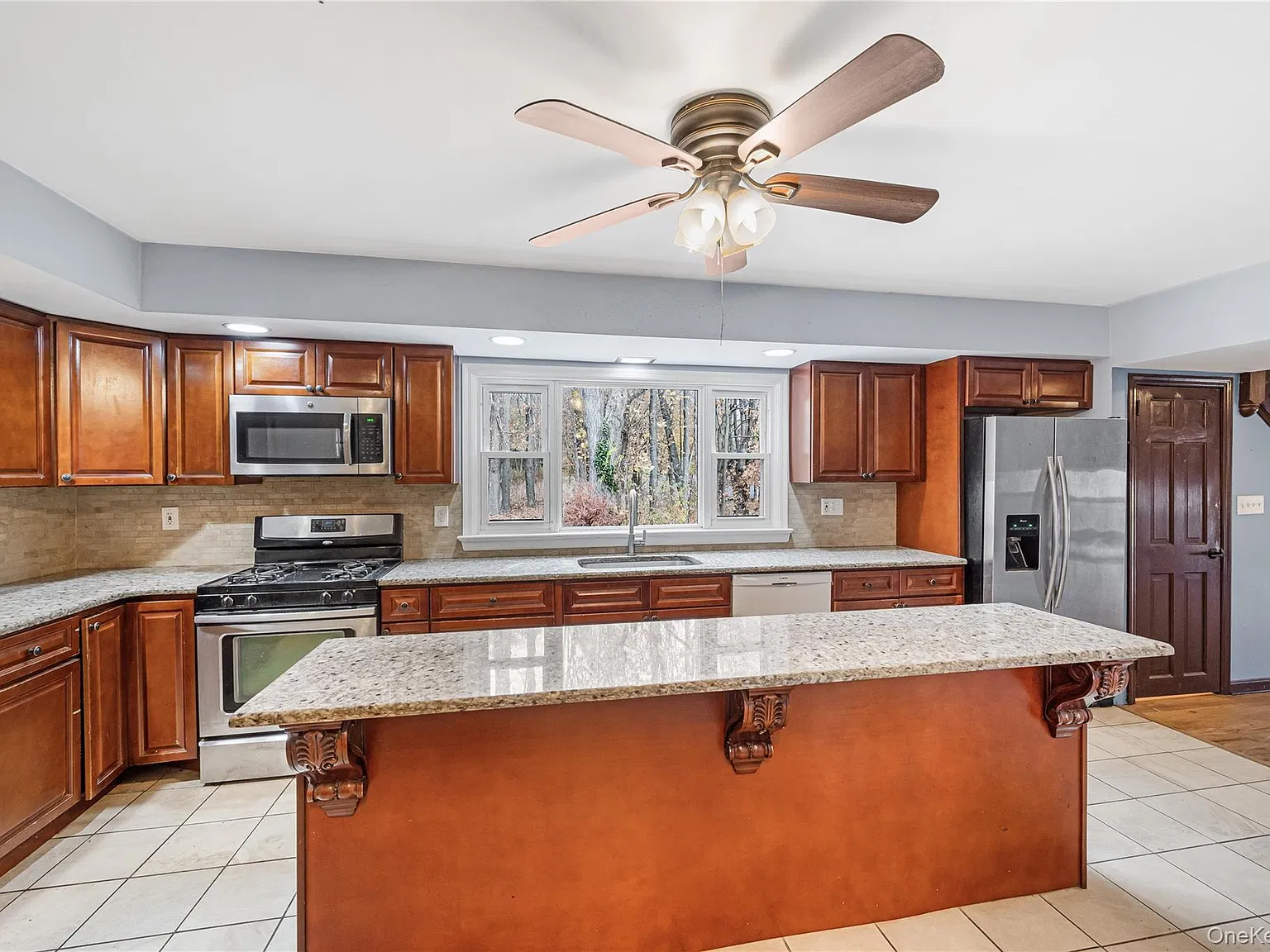 3 bed, 2.5 bath, 1994 sqft, $3,700 — Photo 3