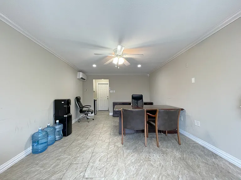 701 W Houston St — Photo 3