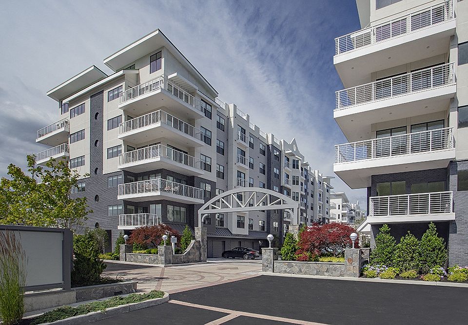 Admirals Cove architecture has a coastal vibe.