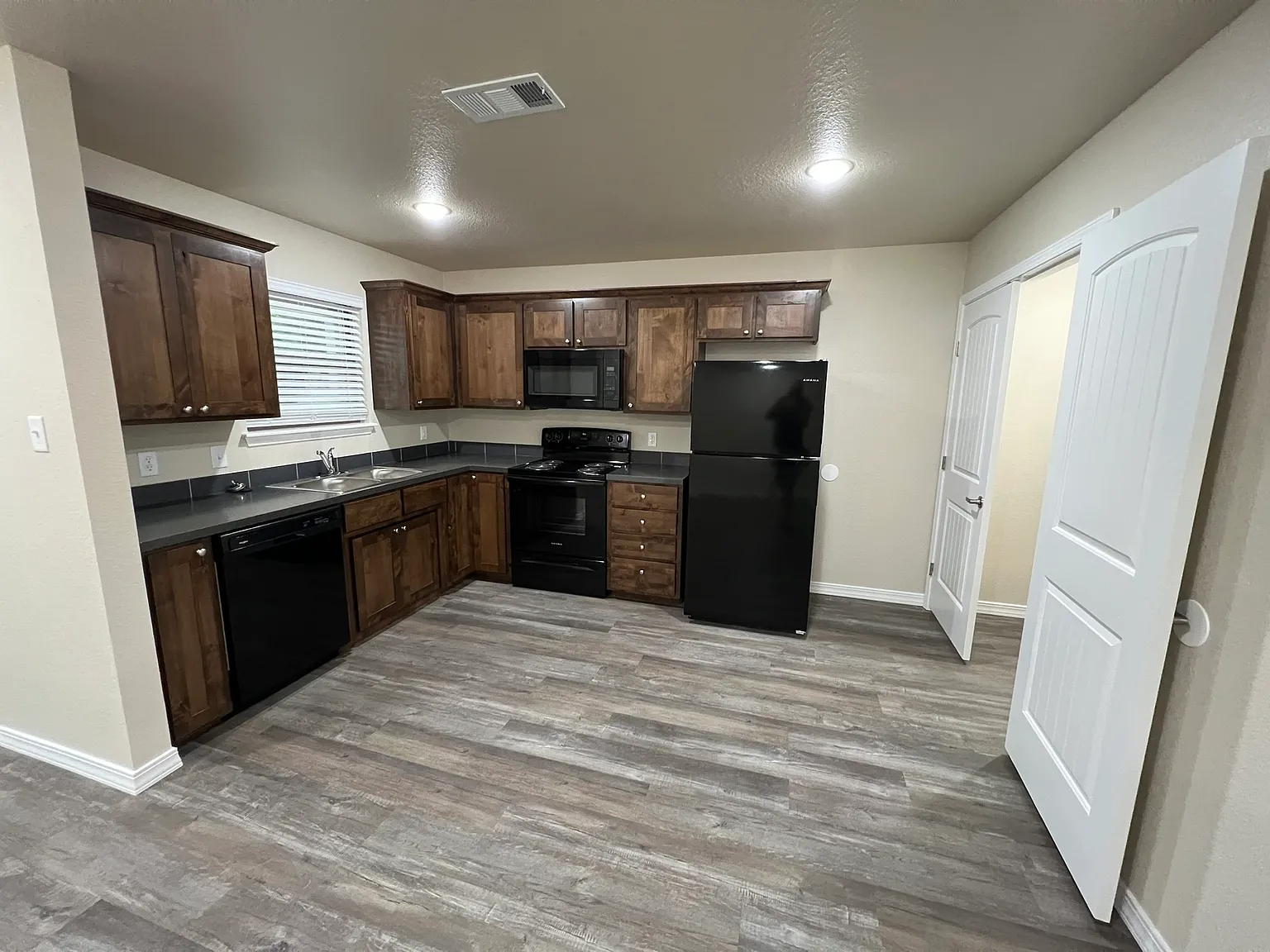 3 bed, $1,000 — Photo 4