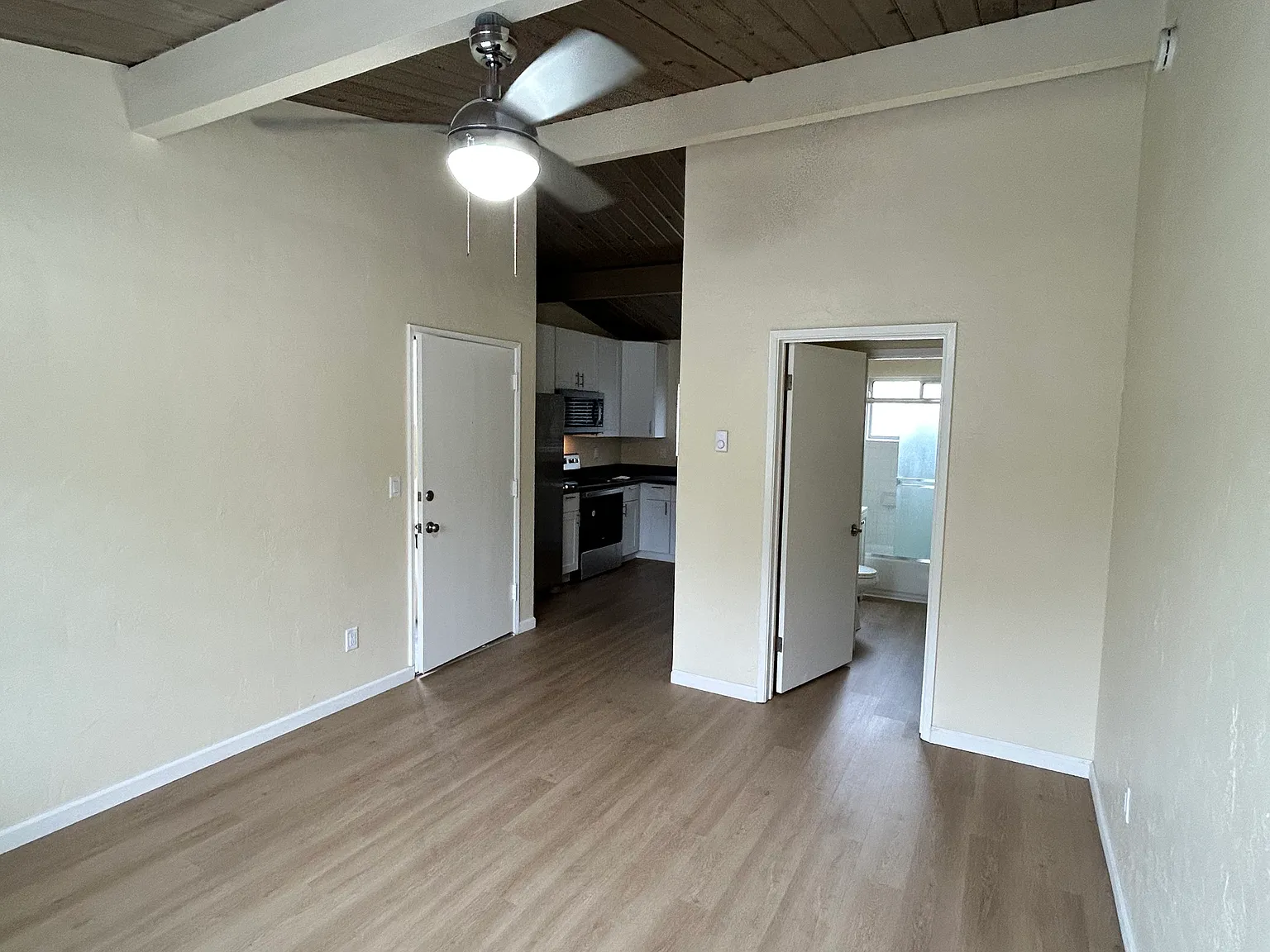 2 bed, 688 sqft, $3,095 — Photo 2