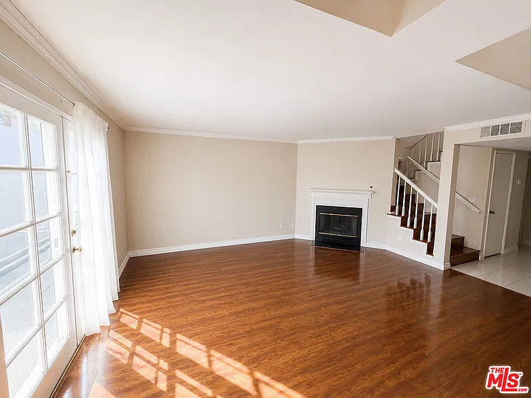 8950 Serapis Ave #10 — Photo 6