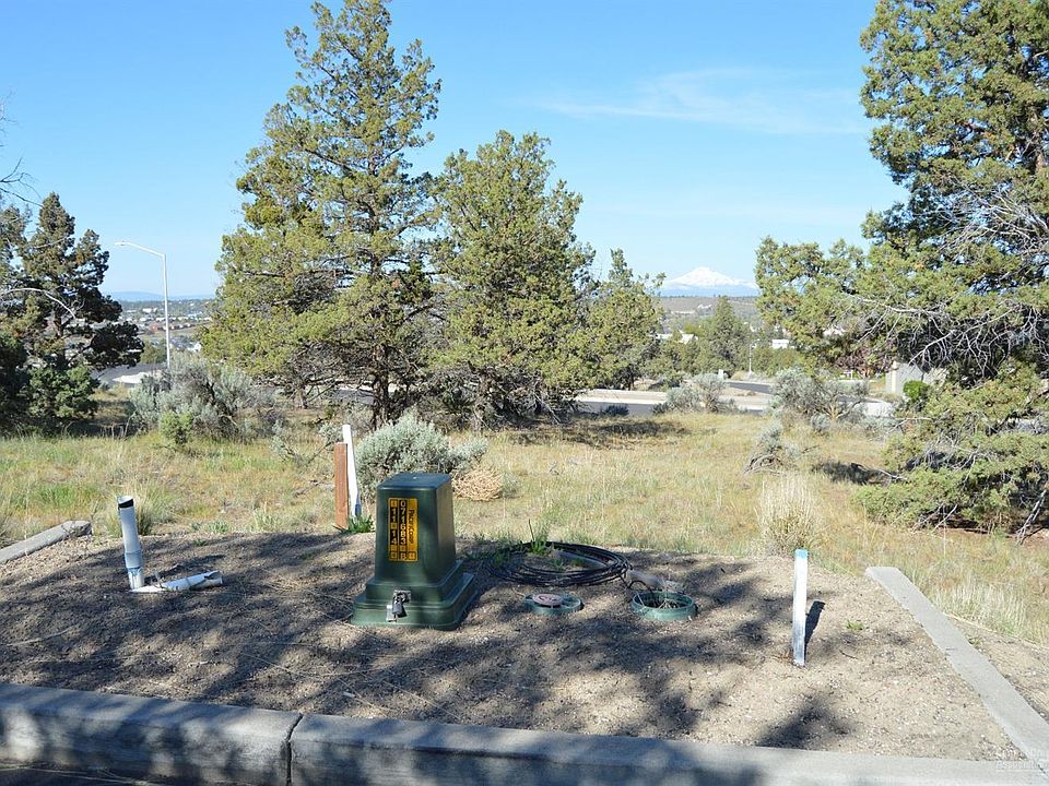 2nd image of 377 SE Larkspur Dr