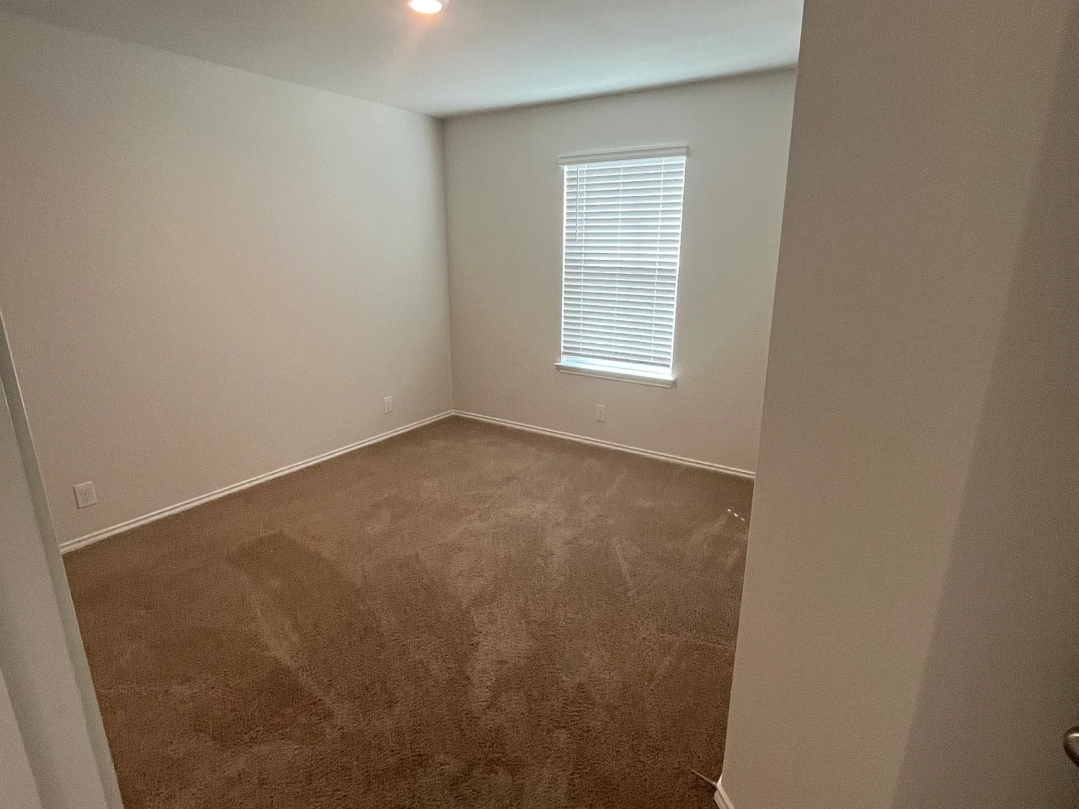 2 bed, 945 sqft, $1,600 — Photo 2