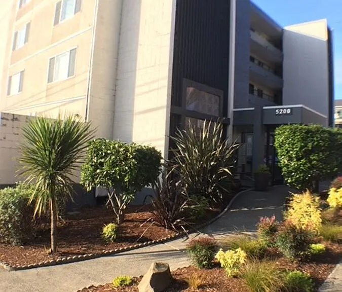 5200 University Way NE #404 — Photo 1