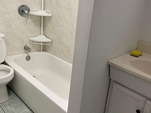 3rd image of 2915 S Emerald Ave #1F