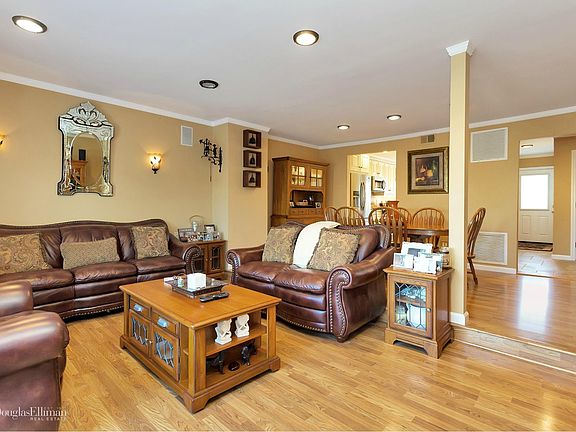 3rd image of 126 Woodlake Dr W