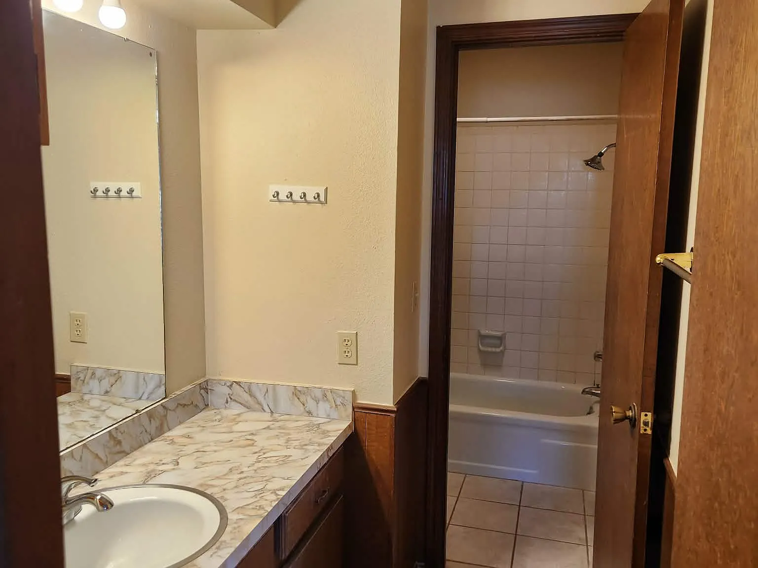 2 bed, 1.5 bath, 1000 sqft, $850 — Photo 2