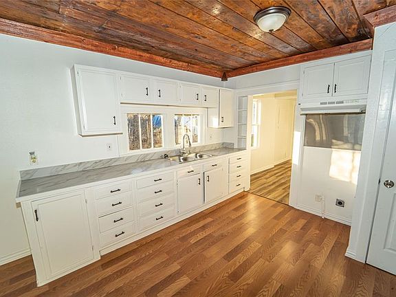 5th image of 210 W Lindsey St