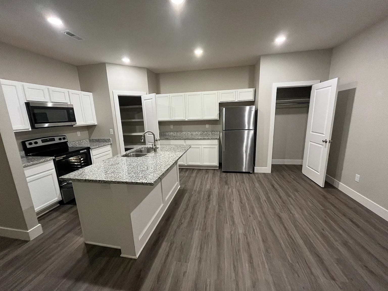 5186 N Cypress St — Photo 2
