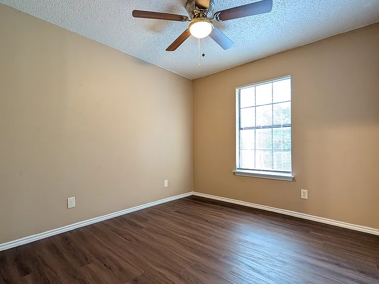 1911 Mack Pl — Photo 11