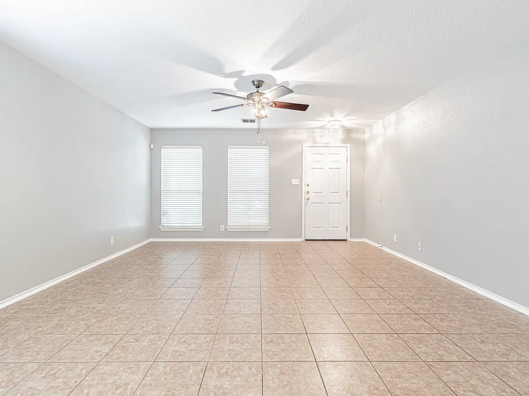 326 Diana Dr — Photo 6
