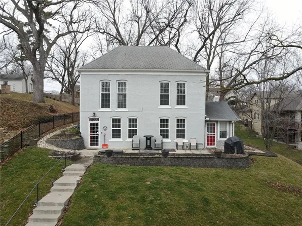 1007 Riverview Dr, Atchison, KS 66002