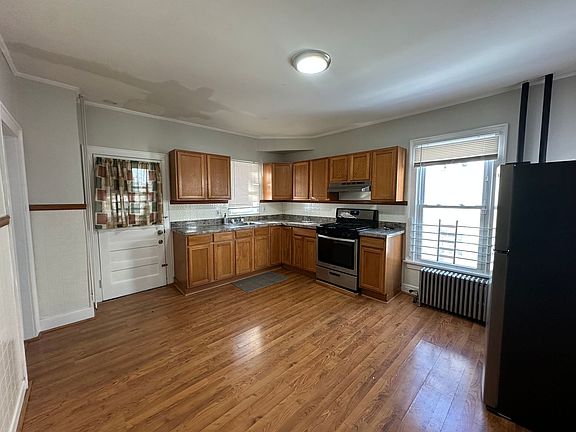 3rd image of 54 Division St Floor 1
